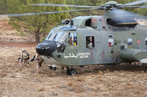 Fase di recupero delle unità delle forse speciali con elicottero HH-3F Fase di recupero delle unità delle forse speciali con elicottero HH-3F